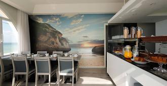 Golden Beach Guest House & Rooftop Bar - Faro - Essbereich