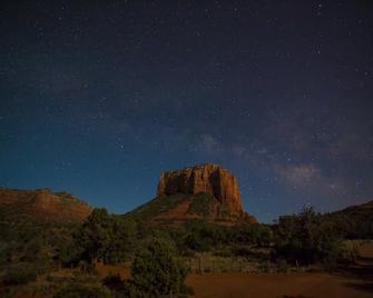 Walk a Block to Uptown (Our Downtown) to the main shops, tours, restaurants. - Sedona - Gebouw