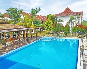Azhima Resort And Convention - Surakarta City - Piscina