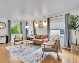 The Shore House: Walk to Beach, Boutiques & Bars! - 長灘 - 客廳