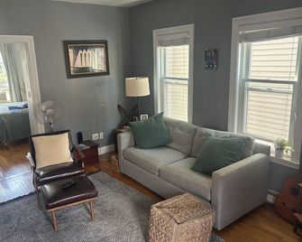 Charming 2-bedroom condo with WiFi, AC in fabulous historic Charlestown - Boston - Sala de estar
