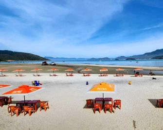 Francis Hotel Mar - Caraguatatuba - Strand