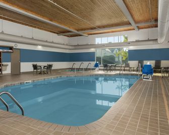 Holiday Inn Express & Suites Superior - Duluth Area By IHG - Superior - Басейн