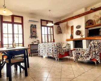 The cottage on the beach, 10 mt from the sea, private parking space - Putzu Idu