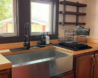 Centrally located 2 houses- Great for large groups! - Nevada City - Kitchen