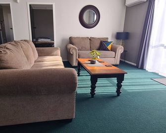 Kawakawa Cottage - lovely rural outlook. Convenient location to Manfield Park - Feilding - Living room