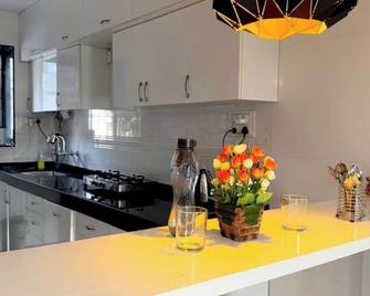 Cozy 2bhk Fully Furnished House - Pune - Kitchen