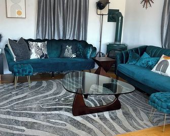 The “Treehouse” centrally-located quaint Cottage w/ views! - San Francisco - Living room