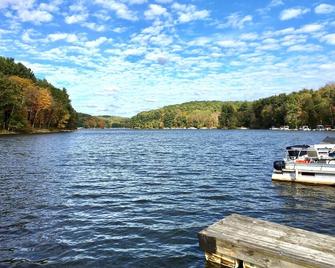 Fully Renovated Leesville Lake - Contemporary Cabin, 2 Marinas on lake! - Carrollton - Außenansicht
