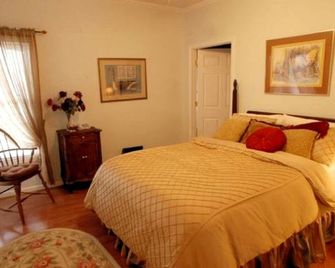 Cozy Bed and Breakfast Suite with Views of the Pilot Knob in Berea, Kentucky - Berea - Schlafzimmer