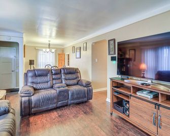 Family-Friendly Detroit Home 12 Mi to Downtown! - Detroit - Living room