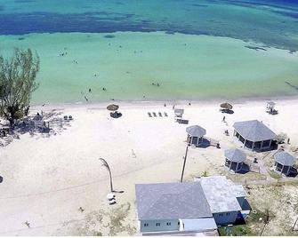 Hibiscus Place Is Your Home Away From Home. Entire Property Is Available To You! - Falmouth - Beach
