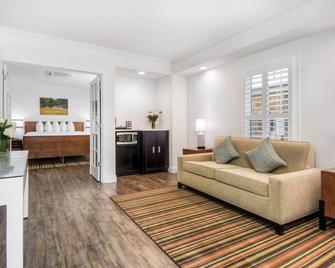 Aggie Inn Ascend Hotel Collection - Davis - Living room