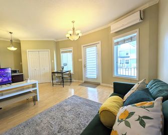 Chic Downtown Campbellton Stay + Kitchen - Campbellton - Living room