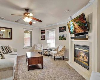 Spark Getaways: The Shapiro - Lubbock - Living room