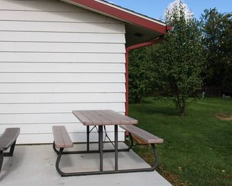 Random Lake Motel (Rlm) - Random Lake - Patio