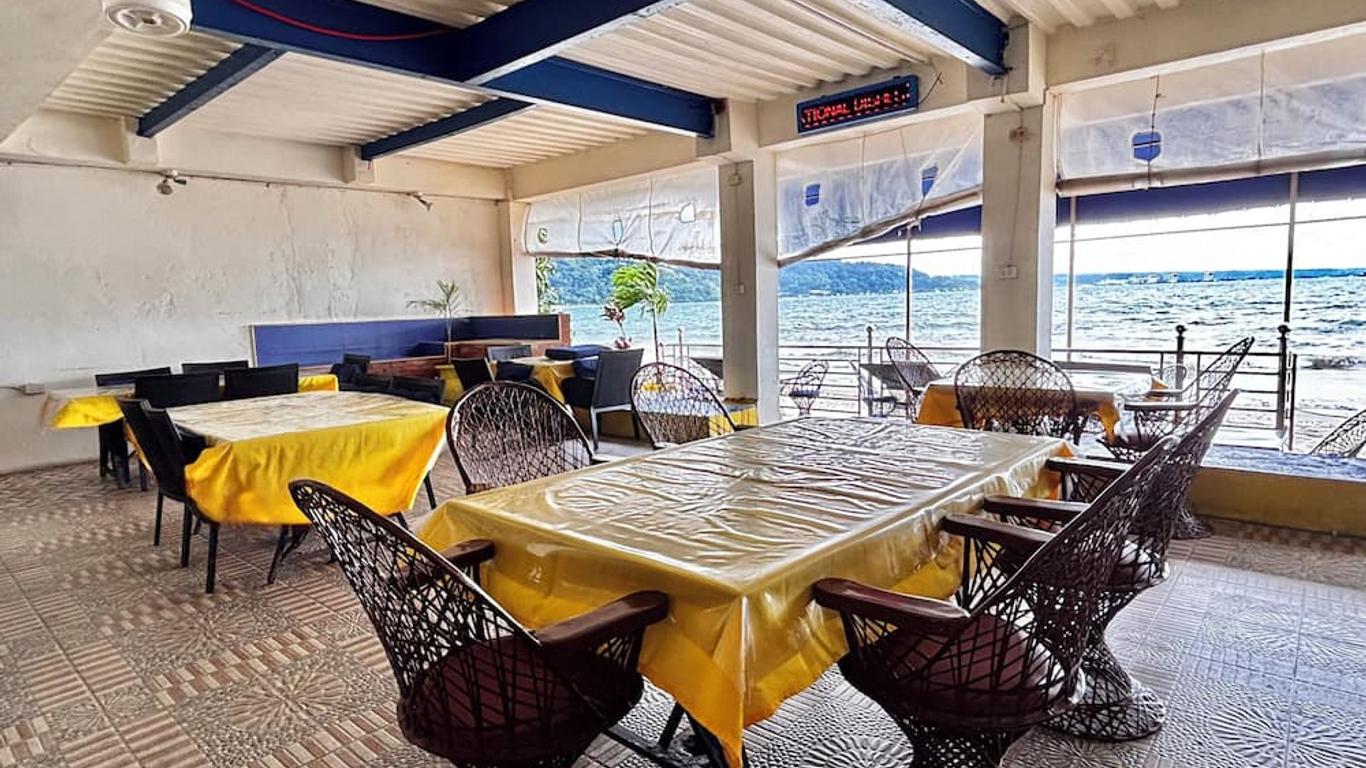 Mangos Beachfront Resort