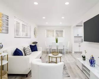 Charming 2-bedroom apartment with WiFi, with gated parking in San Diego! - San Diego - Living room