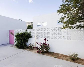The Pink Paloma - A Barbie Inspired Villa in Palm Springs - Palm Springs - Vista del exterior