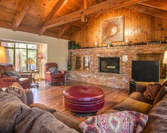 Skyland Retreat - Max nighttime occupancy of 8 - Zephyr Cove - Living room