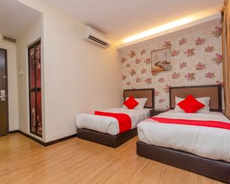 Super OYO 1214 Oro Hotel - Kluang - Bedroom