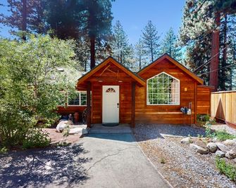 Updated Tahoe Home with Hot Tub On Bus Route to Stateline & Skiing - South Lake Tahoe - Gebäude