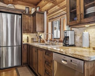 Eagle View Chalet: Spacious 3bdrm Chalet, Family Friendly W/Private Hot Tub - Sun Peaks - Cuisine