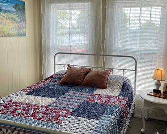 Cozy Cottage in Perfect Location with Hot Tub! - Buckhannon - Спальня