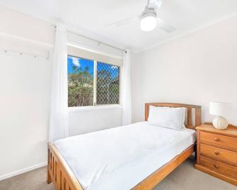 Bay Breeze - Easygoing Beachside Living for Families - Hervey Bay - Bedroom