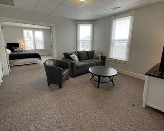 Large Updated Upper 1-bedroom East Facing w/ Wi-Fi - Quincy - Living room