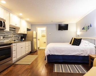 Tranquil!! Oceanfront Sunsets with beach at low tide and dock - East Boothbay - Bedroom