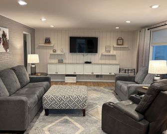 2-bedroom vacation home just 3 minutes drive to Drake University - Des Moines - Living room