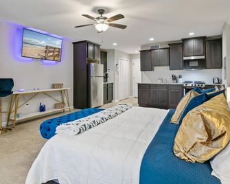 Retreat at the Ravines |King Studio |Full Kitchen |Dogs Ok |Screened Porch |Wooded Views |Quiet - Middleburg - Bedroom