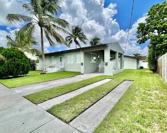 Large Home Near Brickell | Miami Beach | Calle Ocho - Miami - Building
