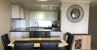 Coral Towers Holiday Suites - Cairns - Kitchen