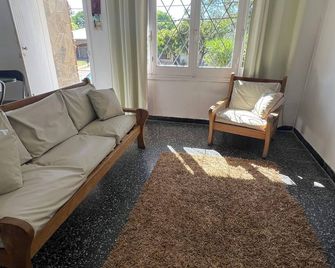 House Piriápolis Residential area beach 3 blocks - Piriápolis - Sala de estar