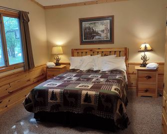 Winter, Spring, Summer or Fall, this place has it all! It's a great getaway spot - Breezy Point - Bedroom