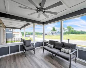 Pet-friendly Getaway With Golf & Private Patio Retreat 4 Bedroom Home - South Bend - Living room