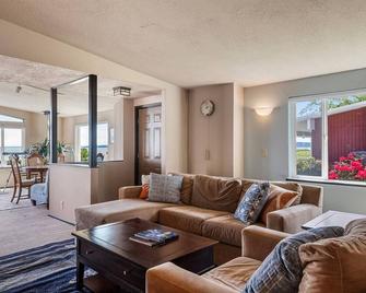 Quaint Waterfront stay on Puget Sound - Kingston - Living room