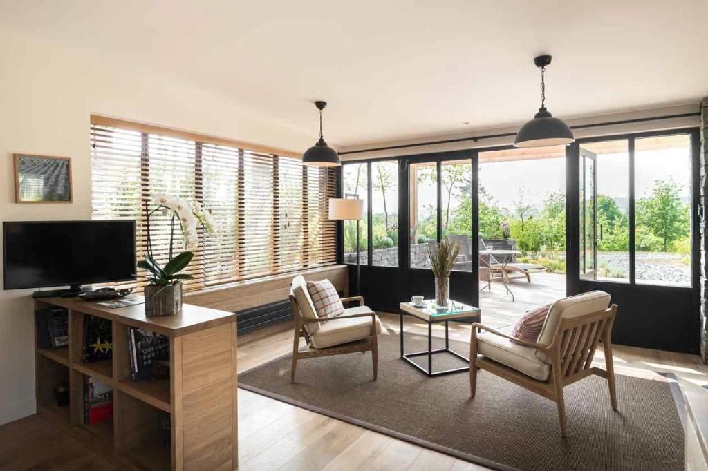 لا جري ديه لاند، إكو-أوتل سبا يفيس روشر