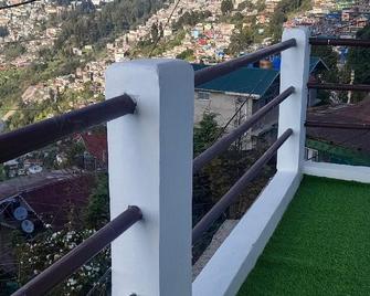 Sri Vrindavan Guest House - Darjeeling - Balcón