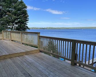 2 bedroom cabin on beautiful lakefront property with an outdoor hot tub - Au Train - Balcony