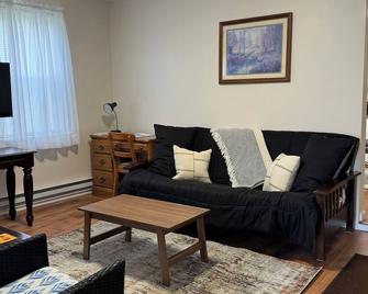 Private country apartment - Le Roy - Sala de estar