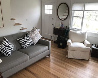 Steps To The Beach!!! Enjoy Hither Hills Only Private Beach. 7 Day Minimum - Montauk - Living room