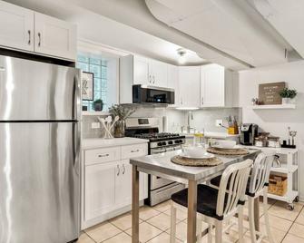 Garden Unit Getaway - Close to Wrigley, Andersonville, Evanston, and more! - Chicago - Kitchen
