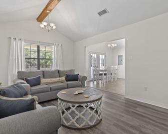 Beautiful home close to Downtown and the Beach! - Bay Saint Louis - Wohnzimmer