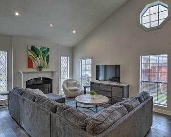 Private Pool and Hot Tub Richardson Family Retreat! - Richardson - Huiskamer