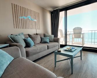 Ocean Front Pier-Adise 2bed/2bath, Sleeps 8 - Murrells Inlet - Living room