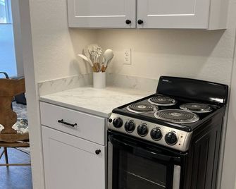 Cozy cottage in downtown Hamilton in the heart of the Bitterroot Valley. - Hamilton - Kitchen