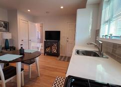 Modern 1 bedroom apartment in very convenient location. - Mount Prospect - Dining room